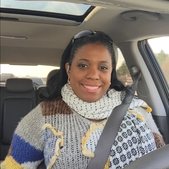 Meet your posher Jewel! Part of Sister to Sister😘 - Picture 2 of 4