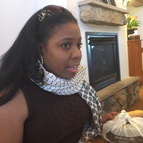 Meet your posher Jewel! Part of Sister to Sister😘 - Picture 4 of 4