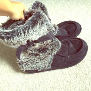 Cute fake fur boots!