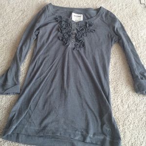 grey Abercrombie kids shirt