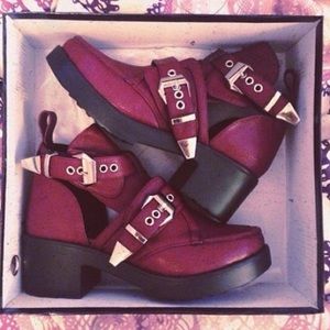 🚫 SOLD 🚫Burgundy cut out heeled booties