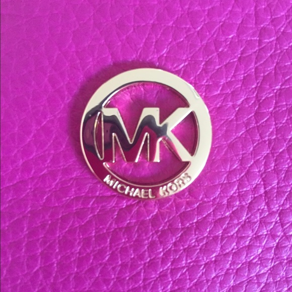 **SOLD** NWT $158 Michael Kors Crossbody - Picture 2 of 4