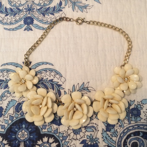 Beautiful white flower necklace