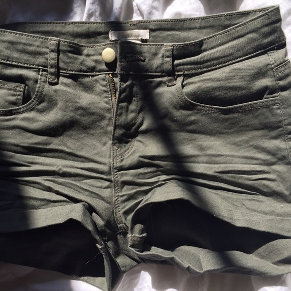 H&M green shorts - Picture 2 of 3