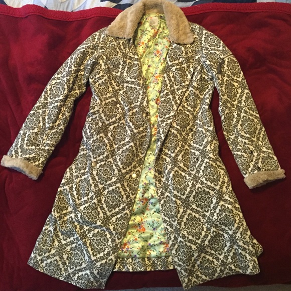 Floral inside patterned with faux fur lining.