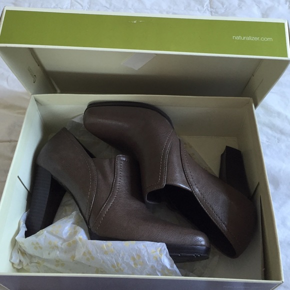Naturalized brown heeled boots size 9