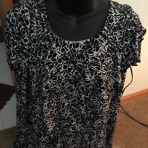 Black and white shirt sleeve top. Layers in front