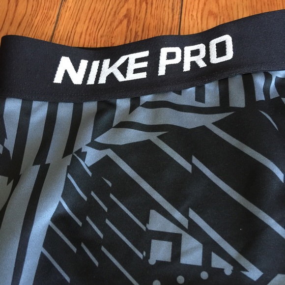 Nike Pro Capri - Picture 2 of 3