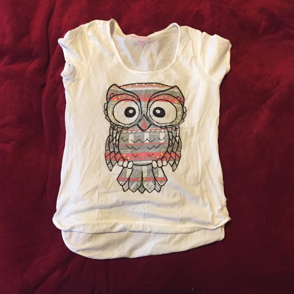 Shortsleeve white shirt with owl on it.