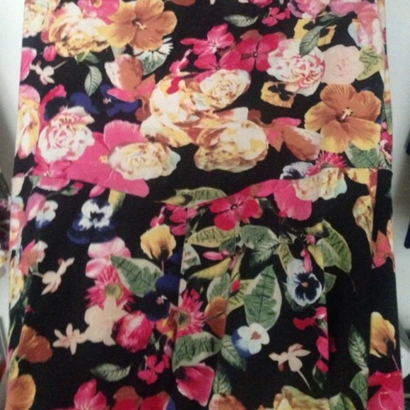 ✨STILL AVAILABLE✨ H&M Floral Skater Dress - Picture 2 of 3