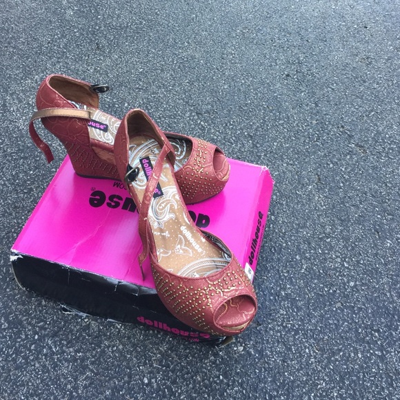 A MUST HAVE WEDGE SANDALS!!!NEVER BEEN WORN