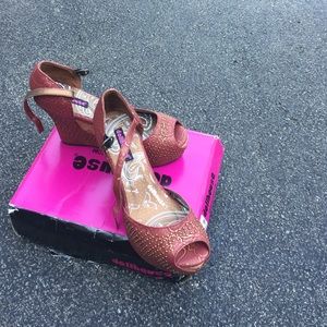 A MUST HAVE WEDGE SANDALS!!!NEVER BEEN WORN