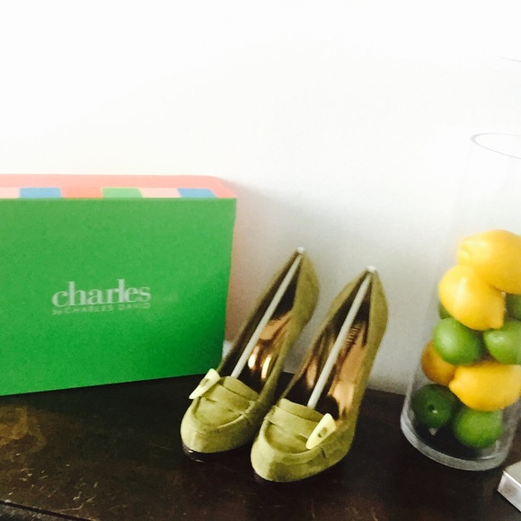Charles by Charles Davis Khaki Suede Pump Sz. 8