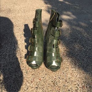 Great green buckle open toe shoes