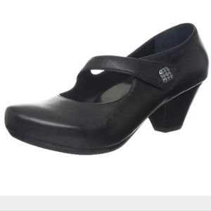 Dansko Betty Pump, Black, 38