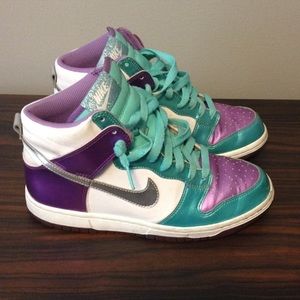 Purple multicolored Nike tennis shoes
