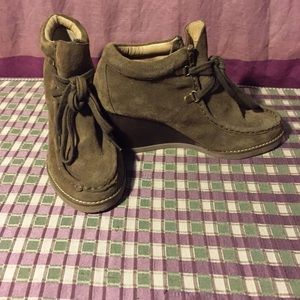 SUPER CUTE army green wedge booties