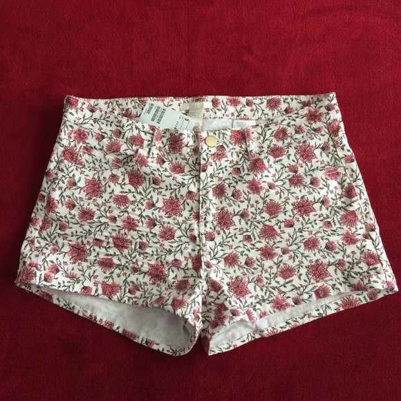 🔴3/$10🔴CLEARANCE🔴 Floral white denim shorts - Picture 2 of 4