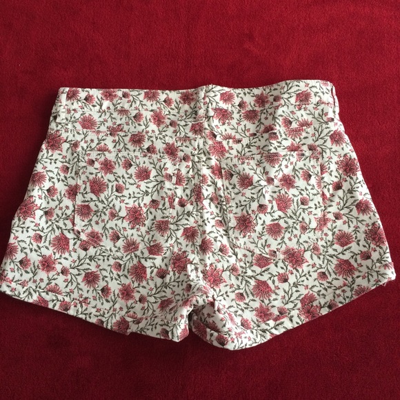 🔴3/$10🔴CLEARANCE🔴 Floral white denim shorts - Picture 3 of 4