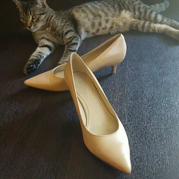 Nine west pointed toe kitten heels in nude