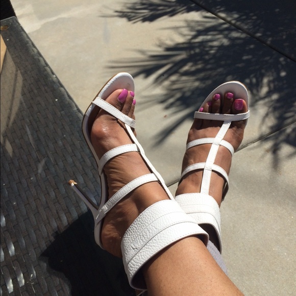 Gucci Shoes - 💢SOLD💢 White leather cut out sandals