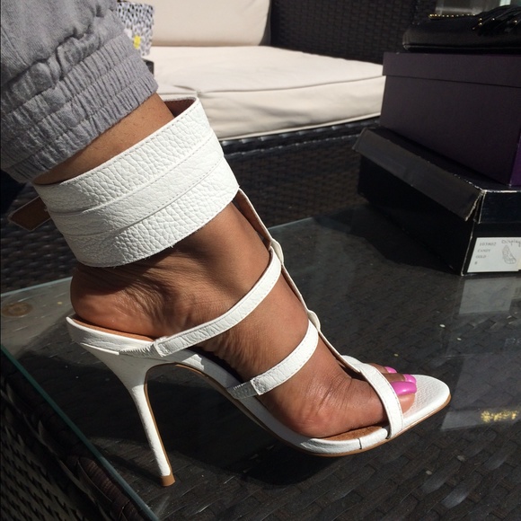 ๐ขSOLD๐ข White leather cut out sandals - Picture 2 of 3