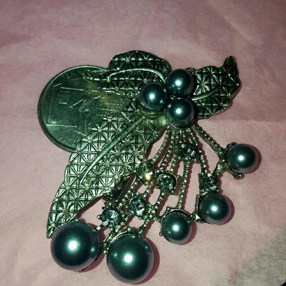 GREY PEARL BROOCH