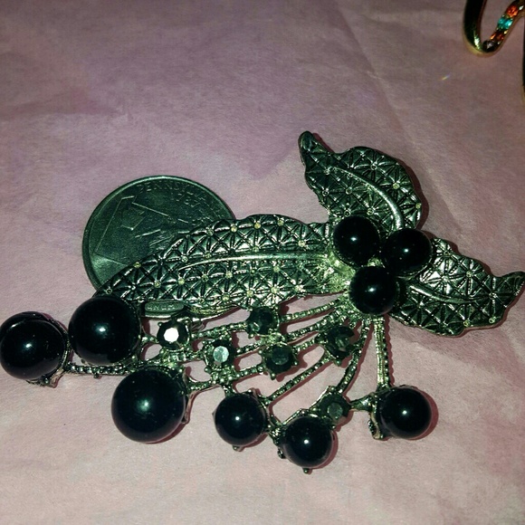 BLACK PEARL BROOCH