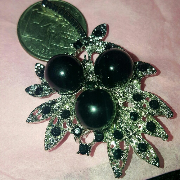 Black pearls brooch