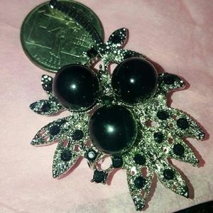 Black pearls brooch