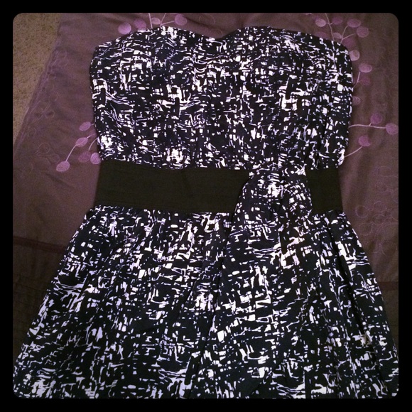 Strapless black & white graffiti print dress