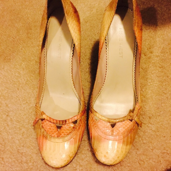 Adorable snake skin Nine West heels.