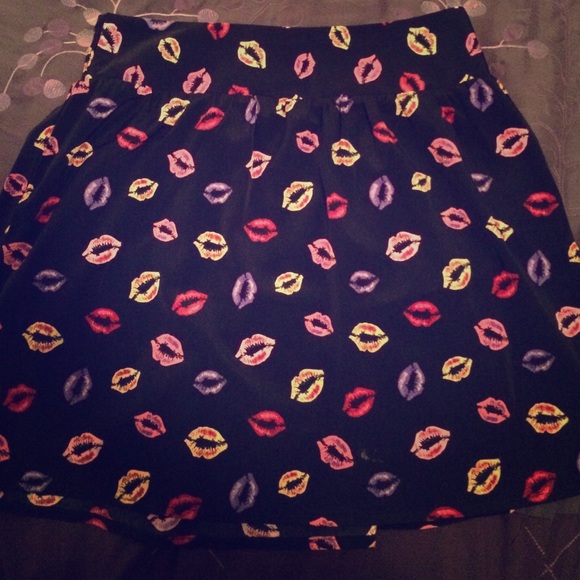 Black skirt with kisses
