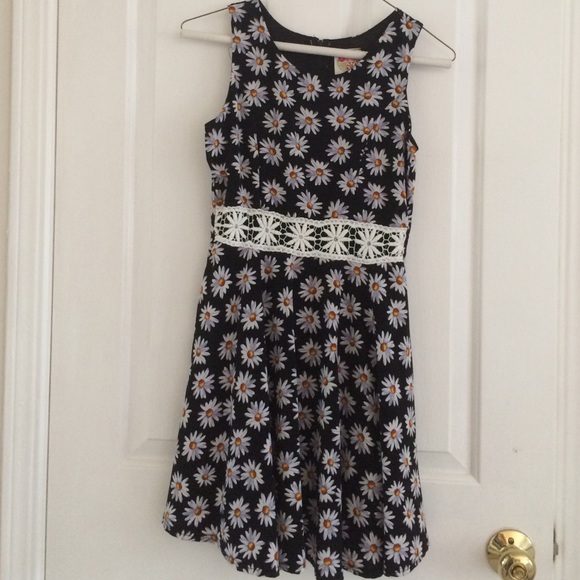 a flowy black and white daisy dress with lace