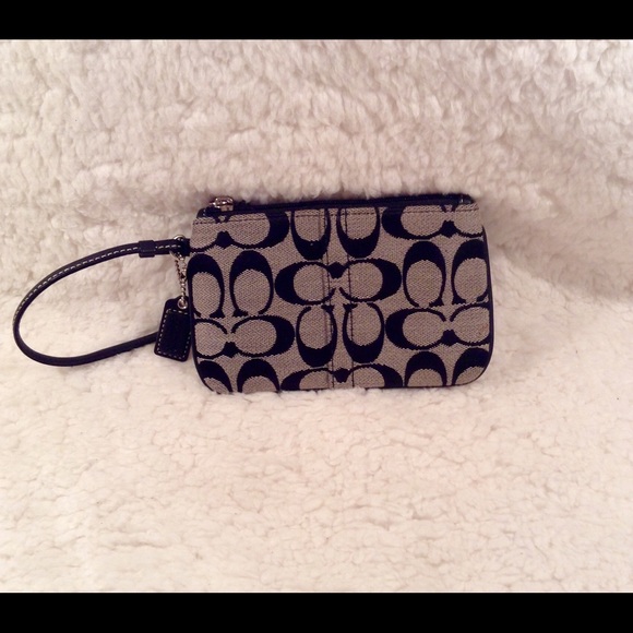 🔥SALE Coach Signature Wristlet