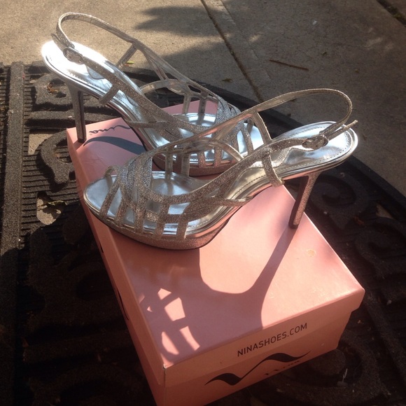 Sparkly 3in Cinderella shoe - Picture 1 of 4
