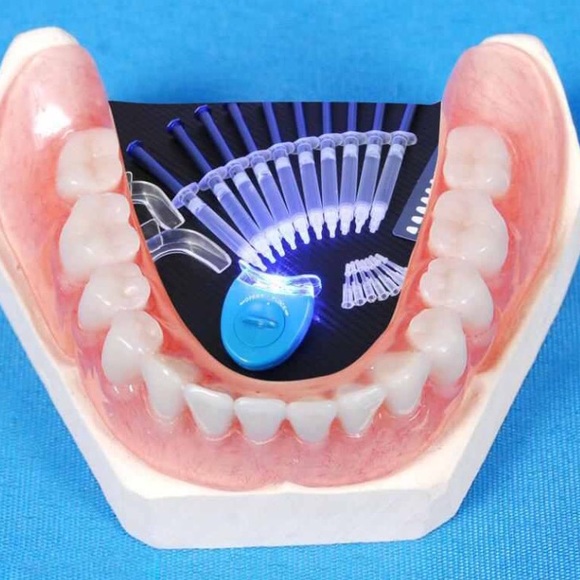 Teeth Whitening Kits😬💙 BRAND NEW!