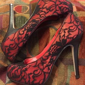 Bamboo red satin with black lace roundtoe pumps