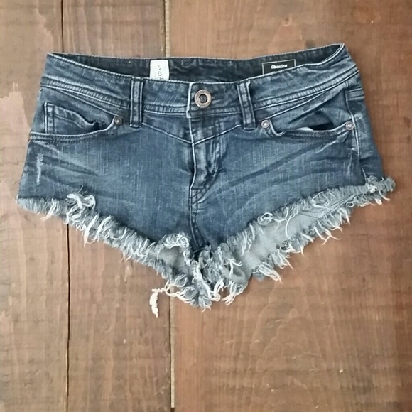 For @amelodyj 🐸Volcom short shorts