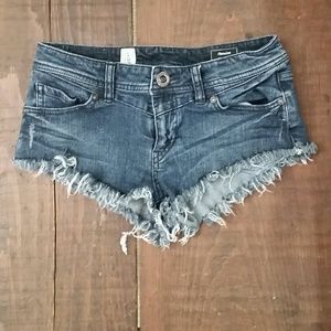 For @amelodyj 🐸Volcom short shorts