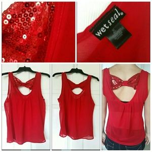 Scoop-neck bow-back sheer tank