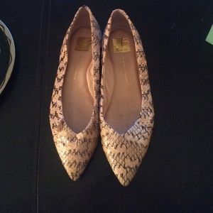 Nude snakeskin flat