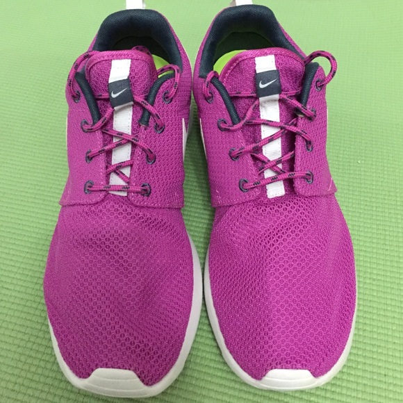 Nike Shoes - Women's Nike Roshe