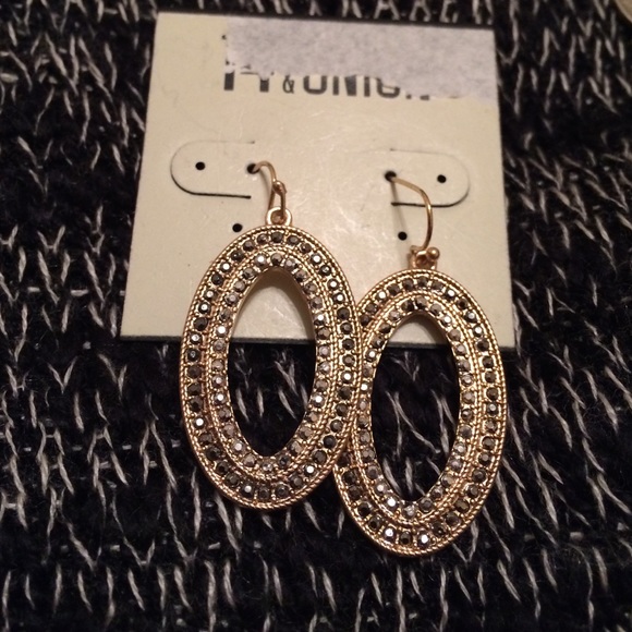 Beautiful gold oblong earrings w gun metal crystal