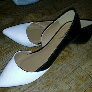 NWOT Bicolor Point Flats