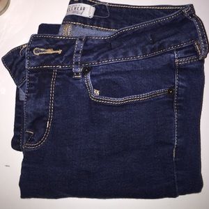 bullhead dark wash capris