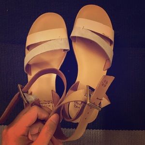 Lucky Brand platform sandals in nude. Size 5.5.