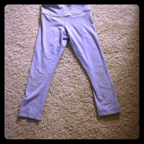 LULULEMON CROPS IN PERIWINKLE! size 2