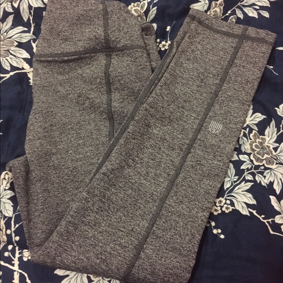 Victoria's Secret Other - VSX Victoria's Secret Workout Capris Knockout