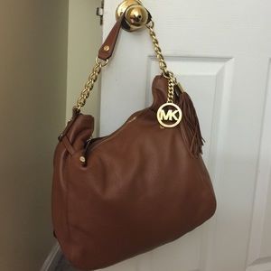 MICHAEL KORS CHARM TASSEL SHOULDER TAN